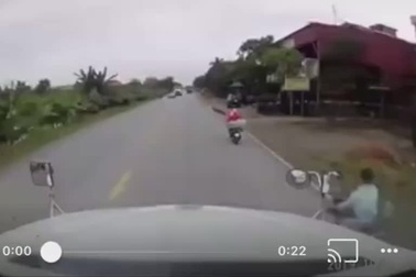 Xe máy chạy ẩu gây tai nạn rồi chui tọt xuống gầm xe container