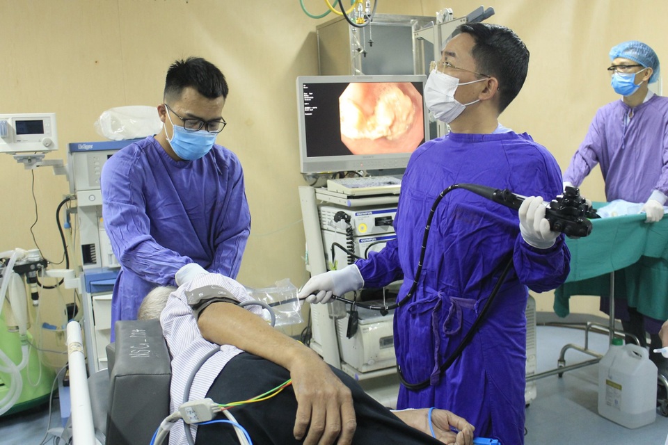 Nhờ hóc thịt ngan, người đàn ông phát hiện kịp thời ung thư thực quản - 2 Nhờ hóc thịt ngan, người đàn ông phát hiện kịp thời ung thư thực quản - 2