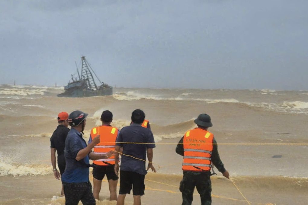 Đang giải cứu 10 thuyền viên trên 2 tàu gặp nạn khi vào bờ trú bão Bualoi - 1 Đang giải cứu 10 thuyền viên trên 2 tàu gặp nạn khi vào bờ trú bão Bualoi - 1