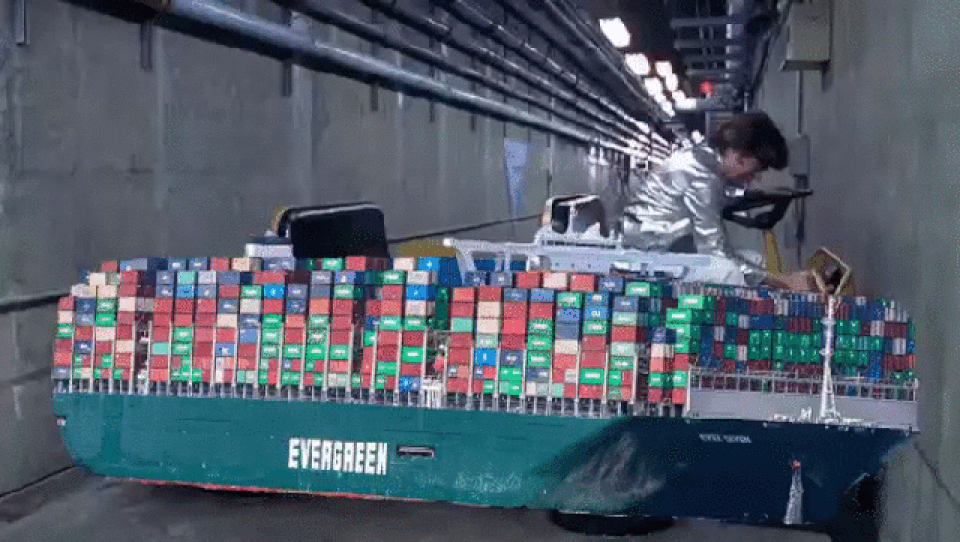 Dân mạng hiến kế giải cứu kênh Suez bằng loạt ảnh chế hài hước - 13 Dân mạng hiến kế giải cứu kênh Suez bằng loạt ảnh chế hài hước - 13