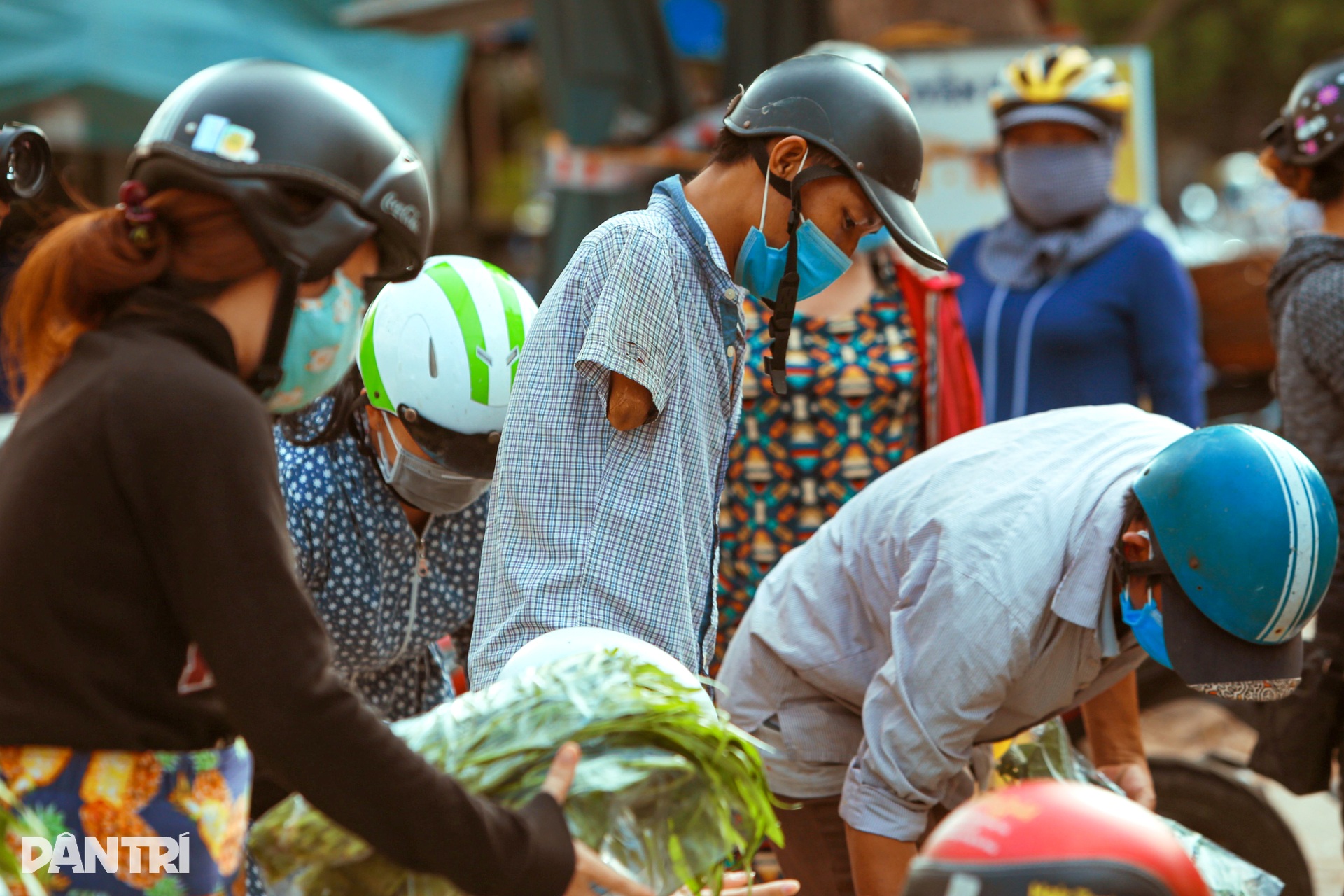 Chuyện về chàng trai cụt hai tay lấy được vợ chỉ sau 10 cuộc gọi - 14 Chuyện về chàng trai cụt hai tay lấy được vợ chỉ sau 10 cuộc gọi - 14