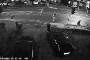 Tránh người sang đường bất cẩn, xe Ford Focus tông cột