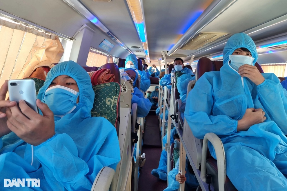 Người dân đi xe máy hồi hương qua Đà Nẵng được chở về Hà Nội - 8 Người dân đi xe máy hồi hương qua Đà Nẵng được chở về Hà Nội - 8