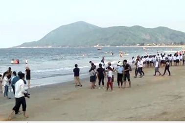 Du khách đổ về biển Thiên Cầm “giải nóng", thưởng thức hải sản