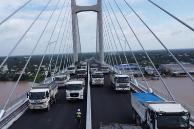 Dàn xe tải nối đuôi thử tải trên cầu Rạch Miễu 2