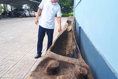 Đánh bắt cá, ngư dân phát hiện 2 chiếc thuyền độc mộc cổ