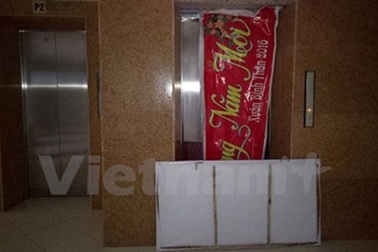 Nghi vấn rơi thang máy chung cư ở Hà Nội, 1 người mắc kẹt