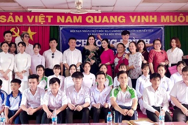 Vĩnh Long: Trao 100 suất học bổng “Tiếp sức đến trường” đến HS khó khăn