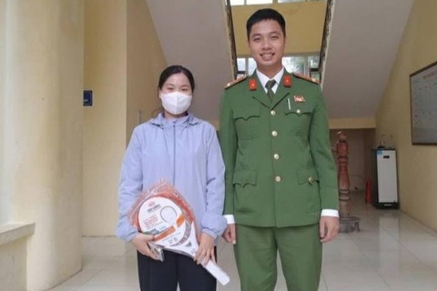 Công an ra đề thi đố vui, người dân tham gia được nhận quà