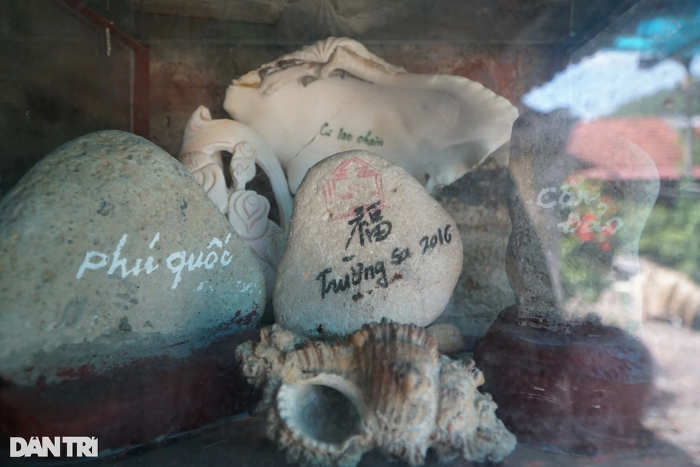 Người đàn ông ở Thanh Hóa đi khắp đất nước nhặt đá về làm kỷ niệm - 2 Người đàn ông ở Thanh Hóa đi khắp đất nước nhặt đá về làm kỷ niệm - 2
