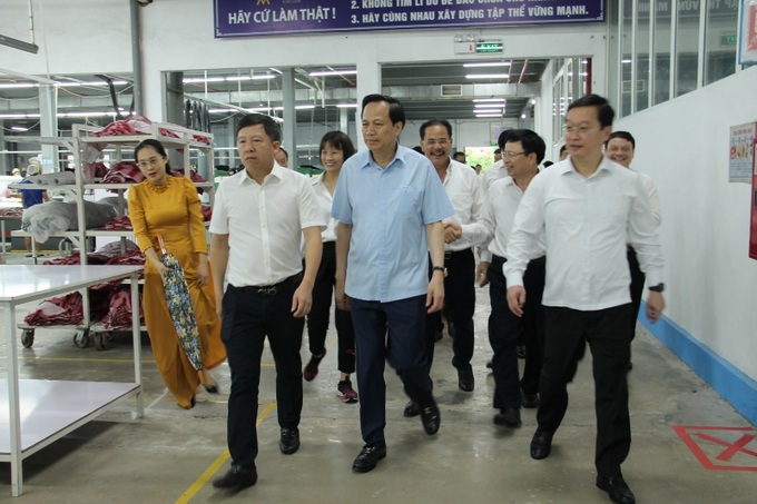 Bộ trưởng tham quan dây chuyền sản xuất của  Công ty CP may Minh Anh – Kim Liên.