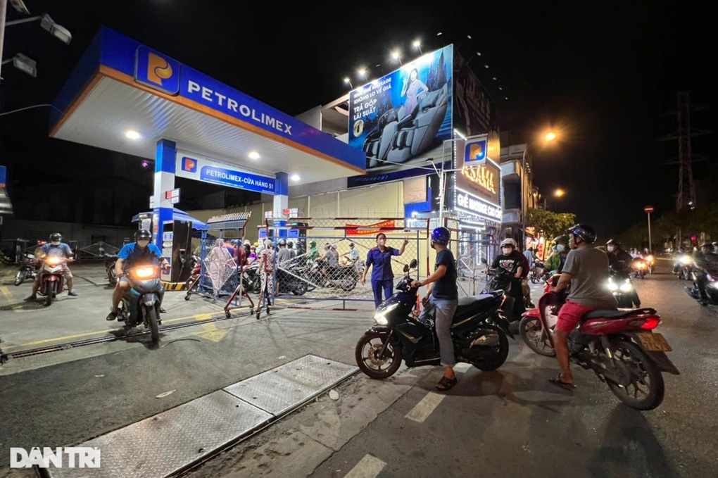 Dân khổ sở xếp hàng mua xăng: Bộ Công Thương lý giải nguyên nhân - 2 Dân khổ sở xếp hàng mua xăng: Bộ Công Thương lý giải nguyên nhân - 2