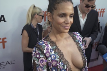 Halle Berry khoe dáng gợi cảm