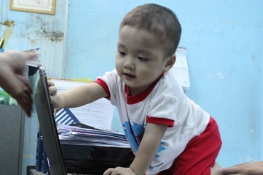 Bàn giao bé trai bị bỏ rơi trên taxi vào Trung tâm bảo trợ xã hội