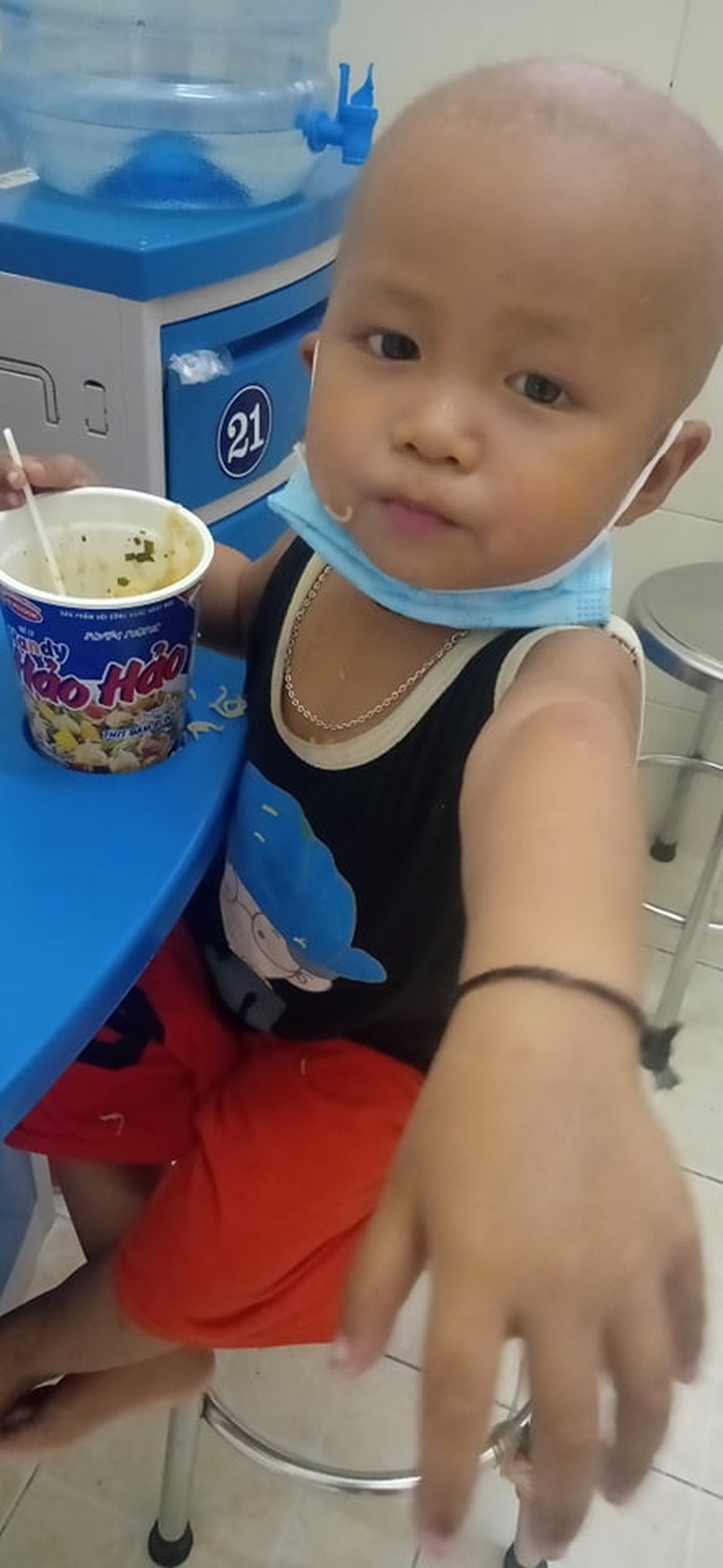 Hình ảnh bé bị ung thư lon ton trong bộ đồ bảo hộ gây xúc động dân mạng - 2 Hình ảnh bé bị ung thư lon ton trong bộ đồ bảo hộ gây xúc động dân mạng - 2