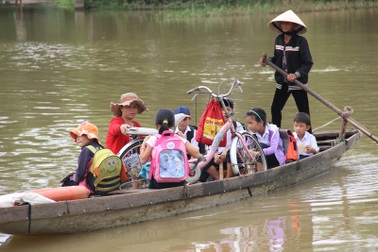 Nguy hiểm rình rập trên những chuyến đò ngang vùng “rốn lũ”