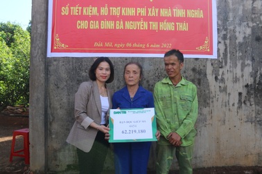 Mẹ nghèo hạnh phúc được bạn đọc Dân trí hỗ trợ xây nhà mới