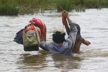 Thót tim cảnh phụ huynh lội sông đưa trẻ đến trường