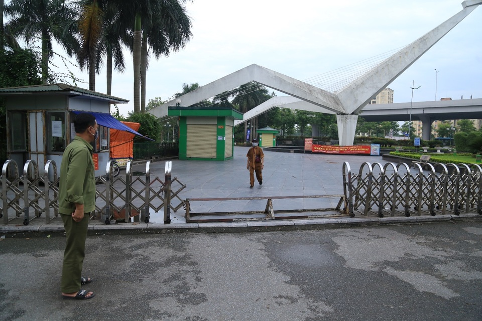 Hà Nội: Công viên đóng cửa, người dân đổ ra vỉa hè tập thể dục - 10 Hà Nội: Công viên đóng cửa, người dân đổ ra vỉa hè tập thể dục - 10