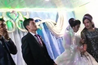 Chú rể cay cú đánh cô dâu trong lễ cưới