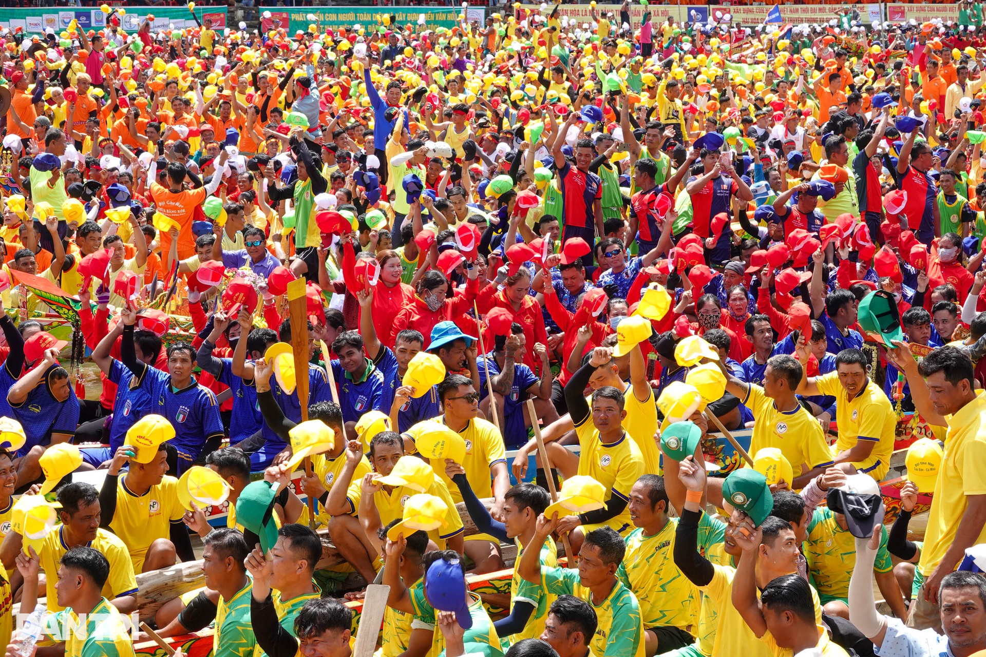 61 đội tranh tài giải Đua ghe Ngo trên sông Cần Thơ - 4