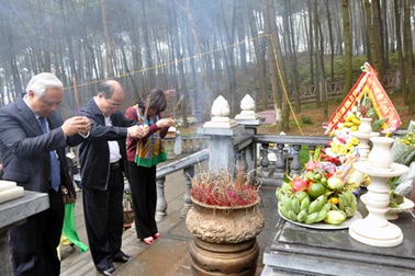 Chủ tịch Quốc hội dâng hương tại khu mộ thân mẫu Bác Hồ