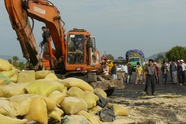 15 người bị thương trong vụ xe khách đấu đầu xe tải