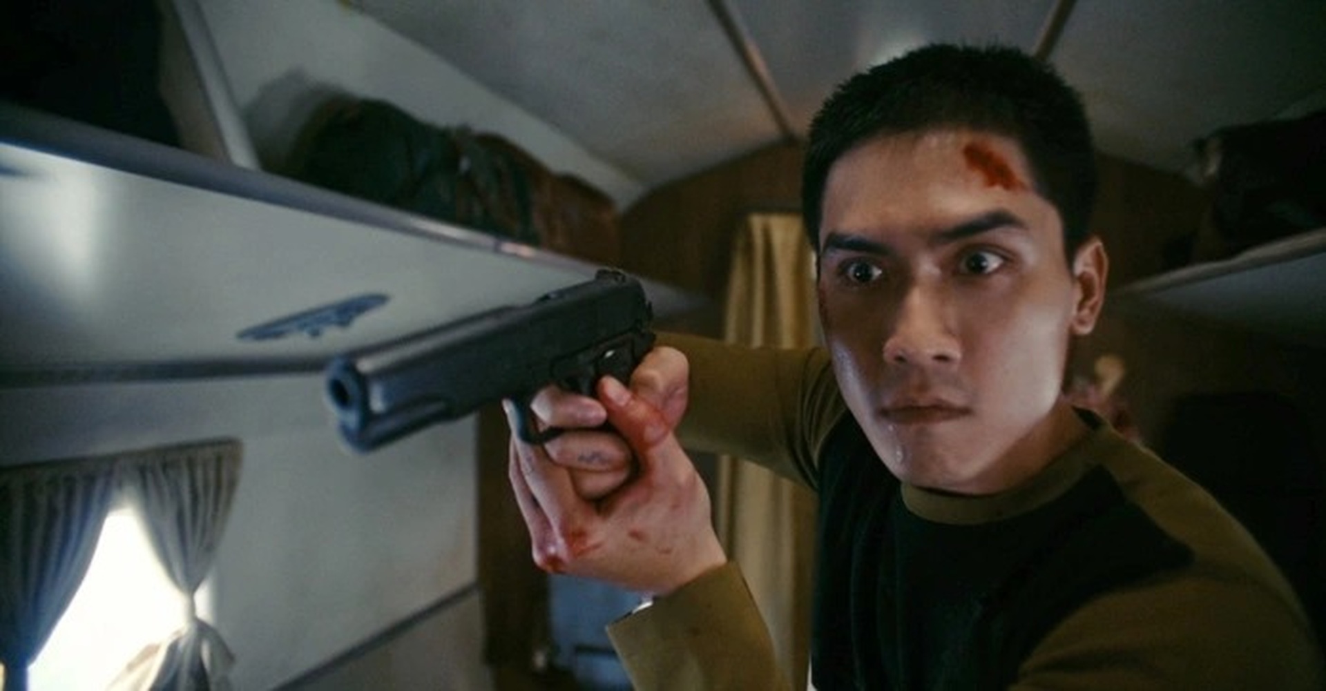 Dàn diễn viên điển trai, 6 múi tranh đấu trong phim Tử chiến trên không - 20 Dàn diễn viên điển trai, 6 múi tranh đấu trong phim Tử chiến trên không - 20