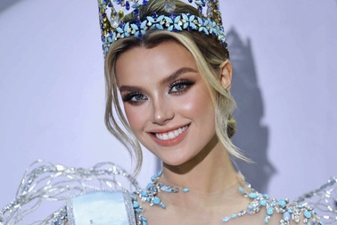 Hoa hậu Thế giới 2024 đẹp như búp bê sống khi mặc váy của nhà thiết kế Việt