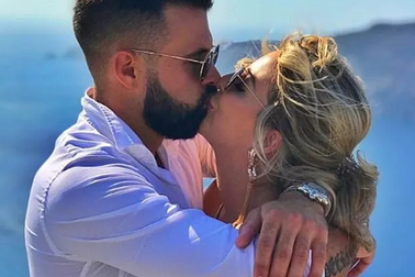 Người đẹp Anh báo tin bầu bí