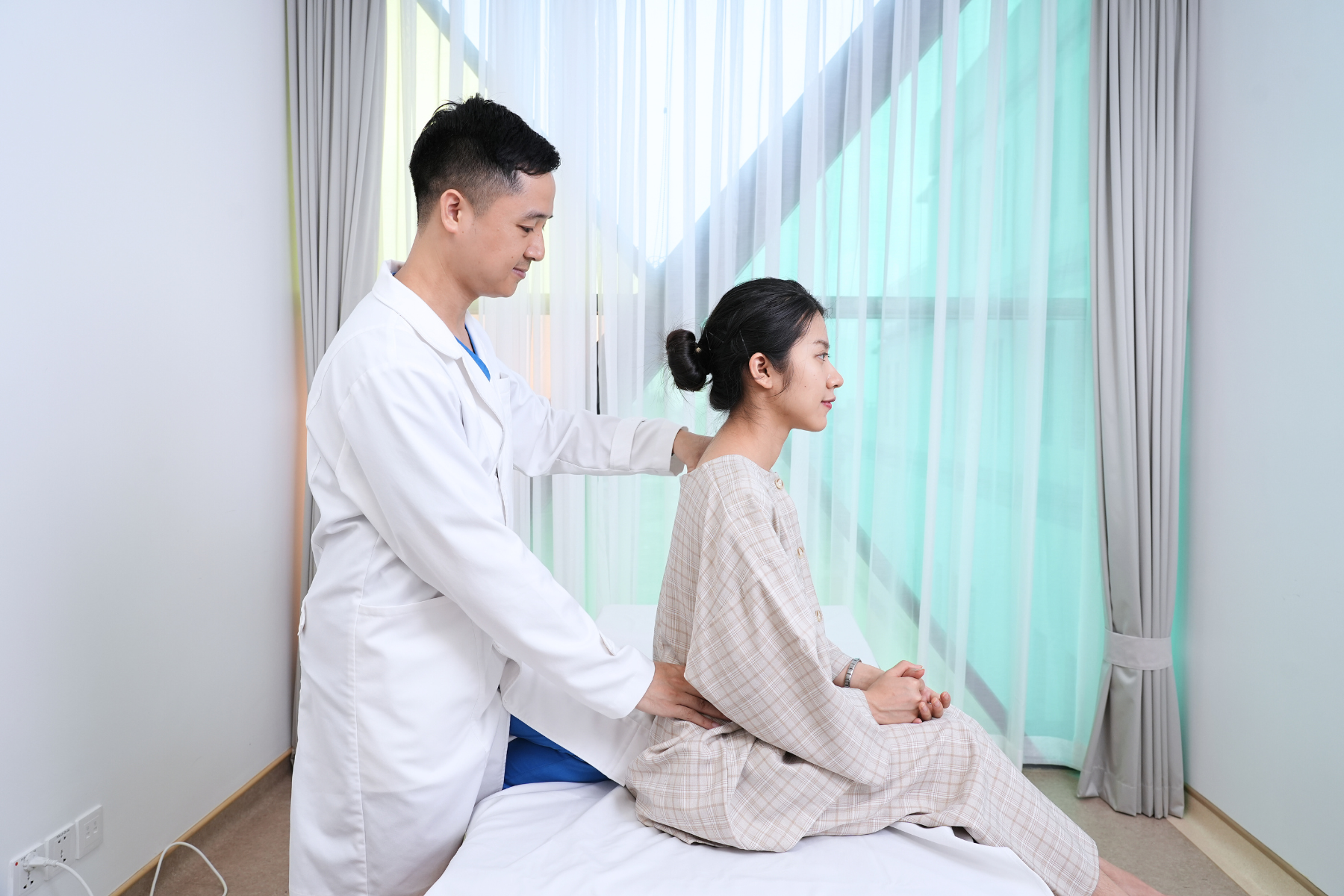 Ba sóng năng lượng cao điều trị đau lưng không lạm dụng thuốc - 1