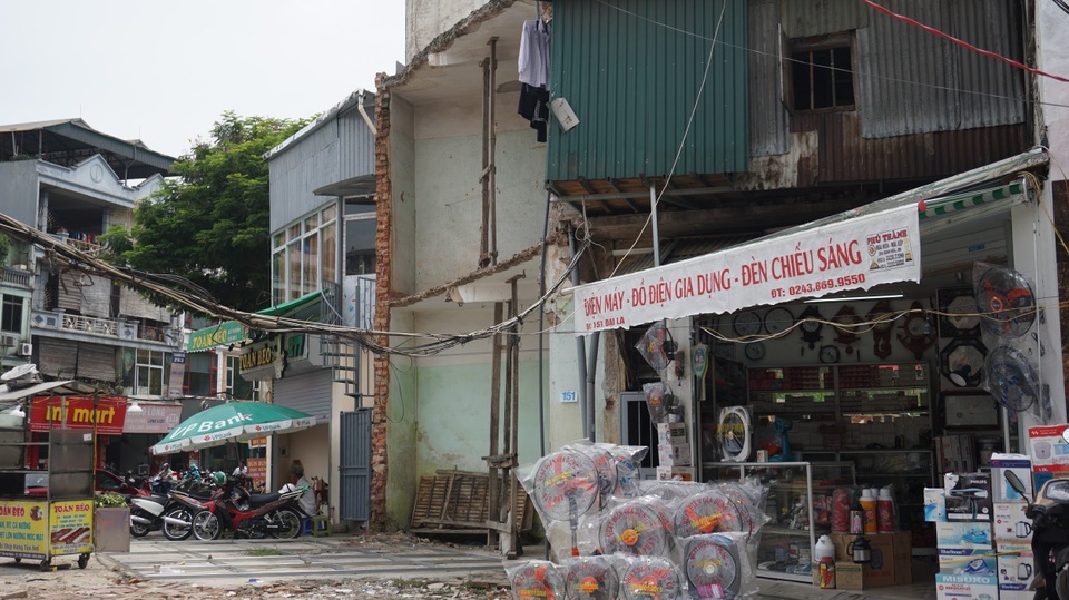 Nhà chỉ vừa một người đi trên những mảnh đất vàng tiền tỷ giữa Thủ đô - 14 Nhà chỉ vừa một người đi trên những mảnh đất vàng tiền tỷ giữa Thủ đô - 14