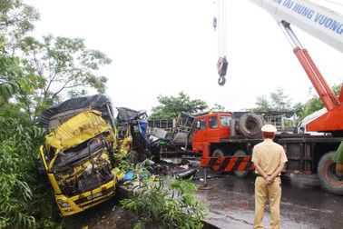 3 xe tải, container đâm nhau kinh hoàng, một người tử vong