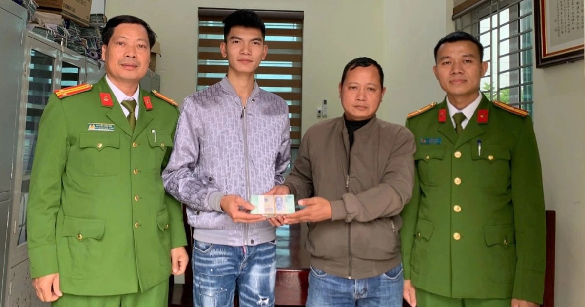 Tài khoản "nổ" 200 triệu đồng từ người lạ, thanh niên báo ngay công an