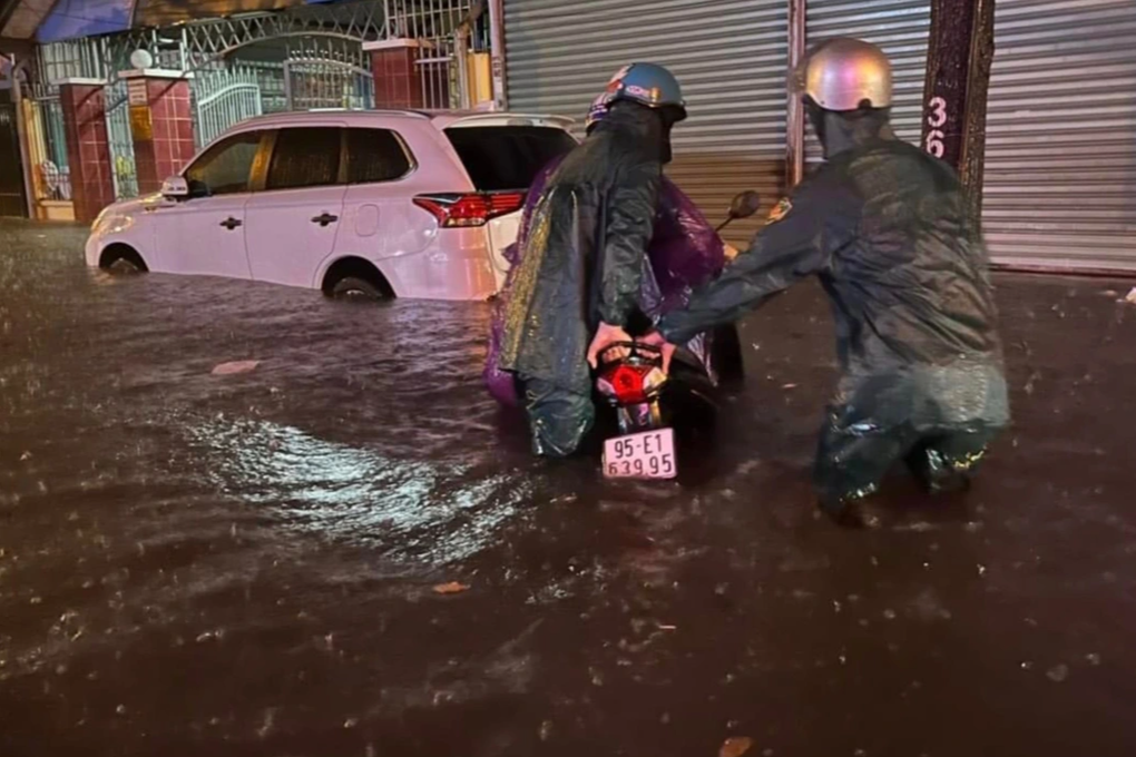 Mưa lớn kéo dài ở Bình Dương, nhiều nơi ngập đến yên xe - 1 Mưa lớn kéo dài ở Bình Dương, nhiều nơi ngập đến yên xe - 1