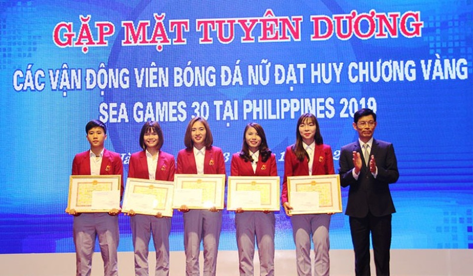 Tuyên dương 5 cầu thủ đội tuyển bóng đá nữ Việt Nam - 1 Tuyên dương 5 cầu thủ đội tuyển bóng đá nữ Việt Nam - 1