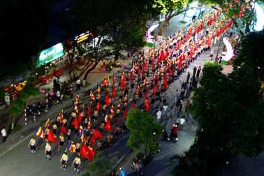 Đoàn rước Phật dài 2 km trên đường phố Huế