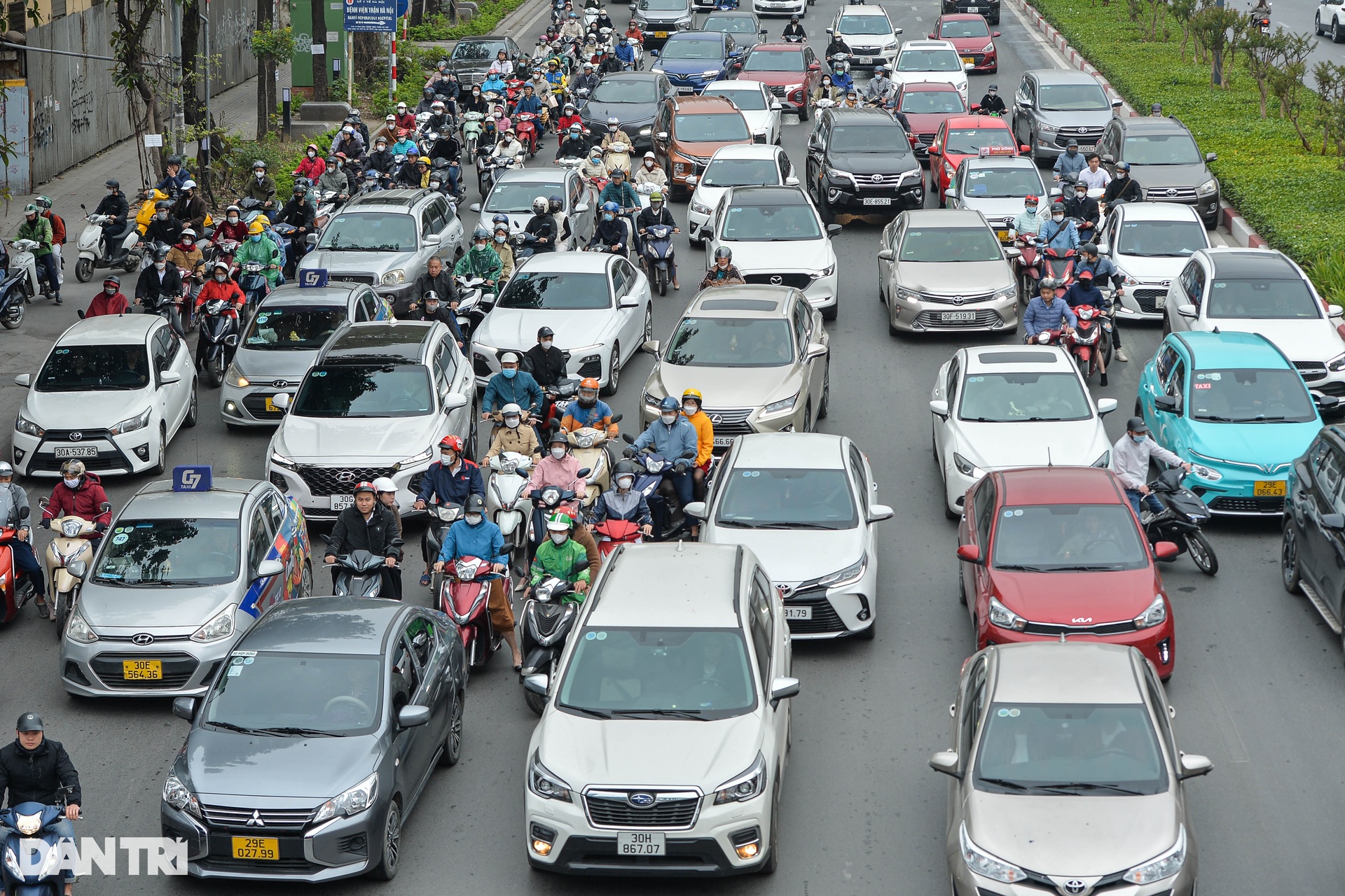 Ngày đi làm đầu năm, đường phố Hà Nội nơi thông thoáng, chỗ nhích từng mét - 5 Ngày đi làm đầu năm, đường phố Hà Nội nơi thông thoáng, chỗ nhích từng mét - 5