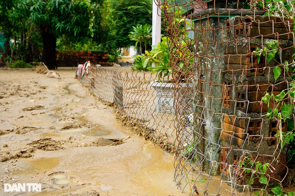 Cận cảnh núi Cấm nổi giận, lũ bùn phủ kín khu dân cư - 14 Cận cảnh núi Cấm nổi giận, lũ bùn phủ kín khu dân cư - 14