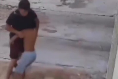 Cậu bé tự tin sử dụng võ thuật chống trả kẻ bắt nạt lớn hơn mình