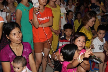 Vừa truyền nước vừa dự “Đêm hội trăng rằm”