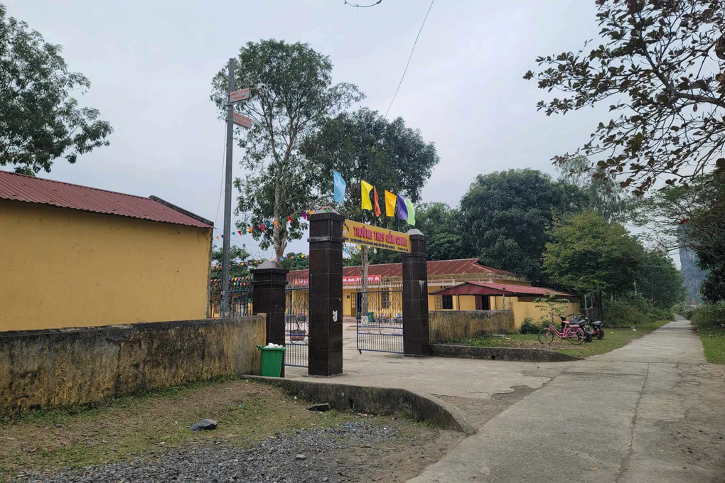 Đình chỉ học một tuần với 8 học sinh đánh hội đồng nữ sinh lớp 7 - 1 Đình chỉ học một tuần với 8 học sinh đánh hội đồng nữ sinh lớp 7 - 1
