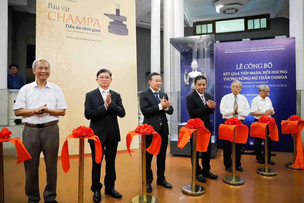 Nhà sưu tập mừng phát khóc khi tượng Nữ thần Durga được hồi hương - 1 Nhà sưu tập mừng phát khóc khi tượng Nữ thần Durga được hồi hương - 1