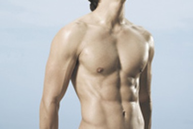 Kwon Sang Woo "khoe" thể hình đẹp trong quảng cáo