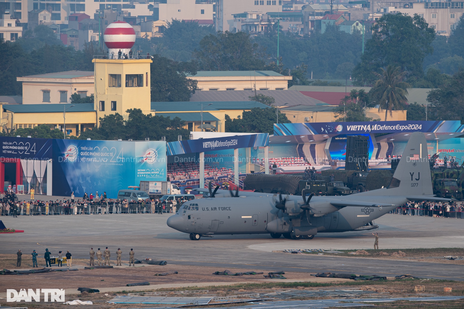 2 cường kích Lợn lòi A-10 và C-130 của Mỹ cất cánh rời sân bay Gia Lâm - 8 2 cường kích Lợn lòi A-10 và C-130 của Mỹ cất cánh rời sân bay Gia Lâm - 8