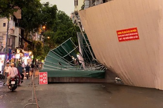 Rào chắn tòa nhà "Hàm cá mập" đổ sập, 2 du khách nước ngoài bị thương nhẹ