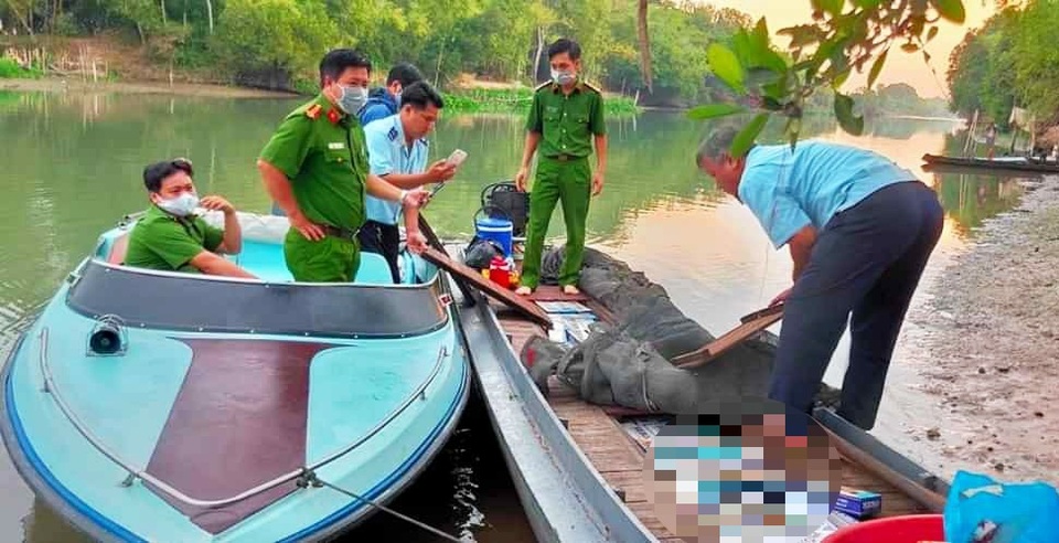 Giấu 15.000 gói thuốc lá dưới vỏ lãi ngụy trang đi đánh bắt thủy sản - 1 Giấu 15.000 gói thuốc lá dưới vỏ lãi ngụy trang đi đánh bắt thủy sản - 1