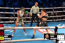 Khoảnh khắc bị hạ knock-out kỳ lạ của nữ võ sĩ từng "bất khả chiến bại"