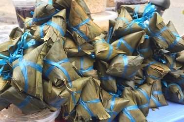 Trong 1 tiếng bán hết veo 100 chiếc bánh ú tro Tết Đoan ngọ