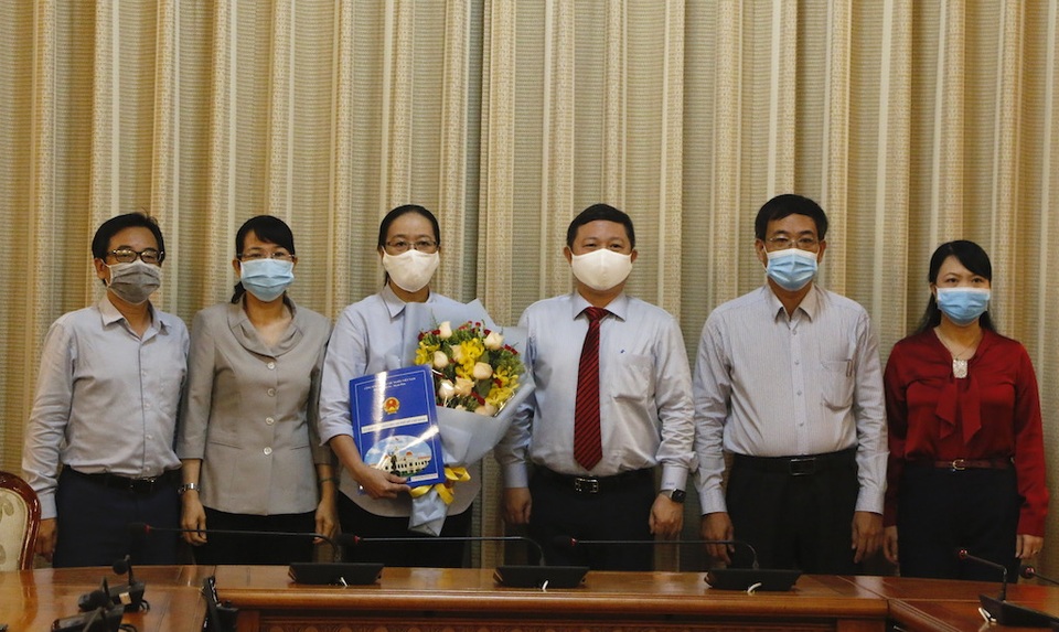 TPHCM: Chủ tịch quận nghỉ hưu trước tuổi, Bí thư huyện xin thôi việc - 1 TPHCM: Chủ tịch quận nghỉ hưu trước tuổi, Bí thư huyện xin thôi việc - 1